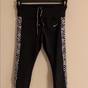 Nike drifit Capri workout pants black and white